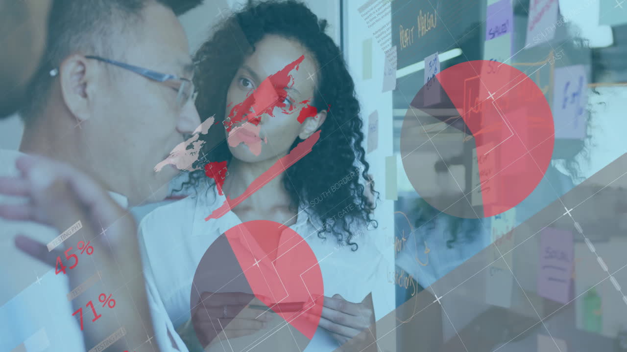 animación del procesamiento de datos financieros sobre diversos colegas que discuten el trabajo en la oficina