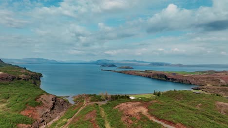 paisaje panorámico del lago de thingvellir en el sur de islandia - fotografía aérea