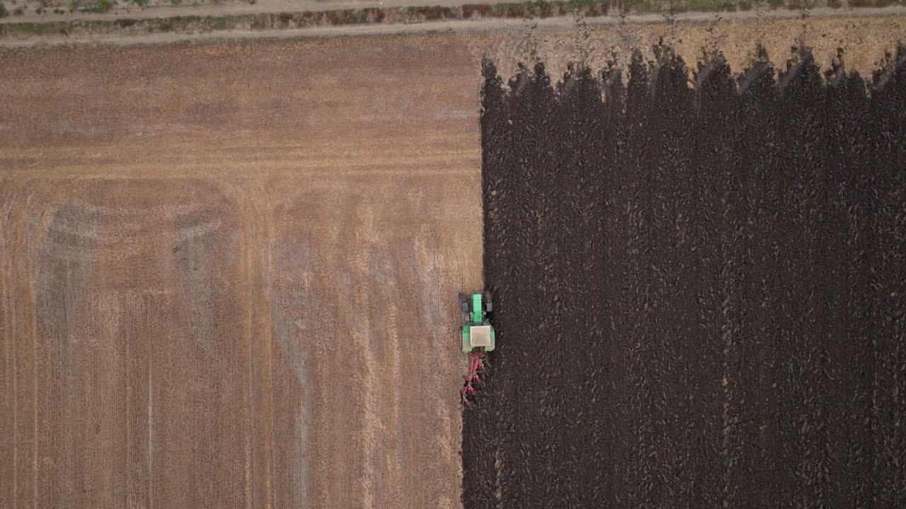 Veduta aerea del campo di aratura dei trattori