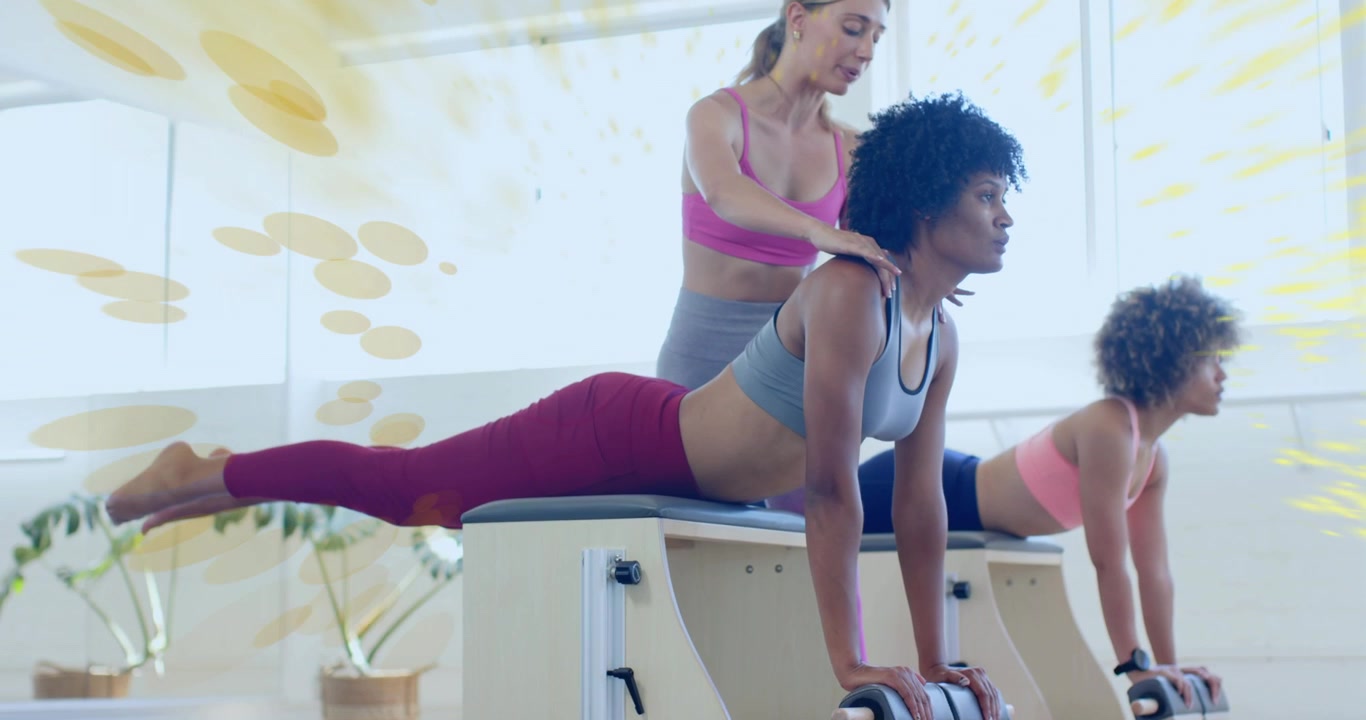 Instruktør plasserer hender på klientens skuldre, noe som utløser en animert ryggradsguide som hjelper til med Pilates-strekk