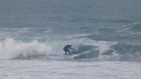 surfista masculino surfeando la ola en la playa de europa