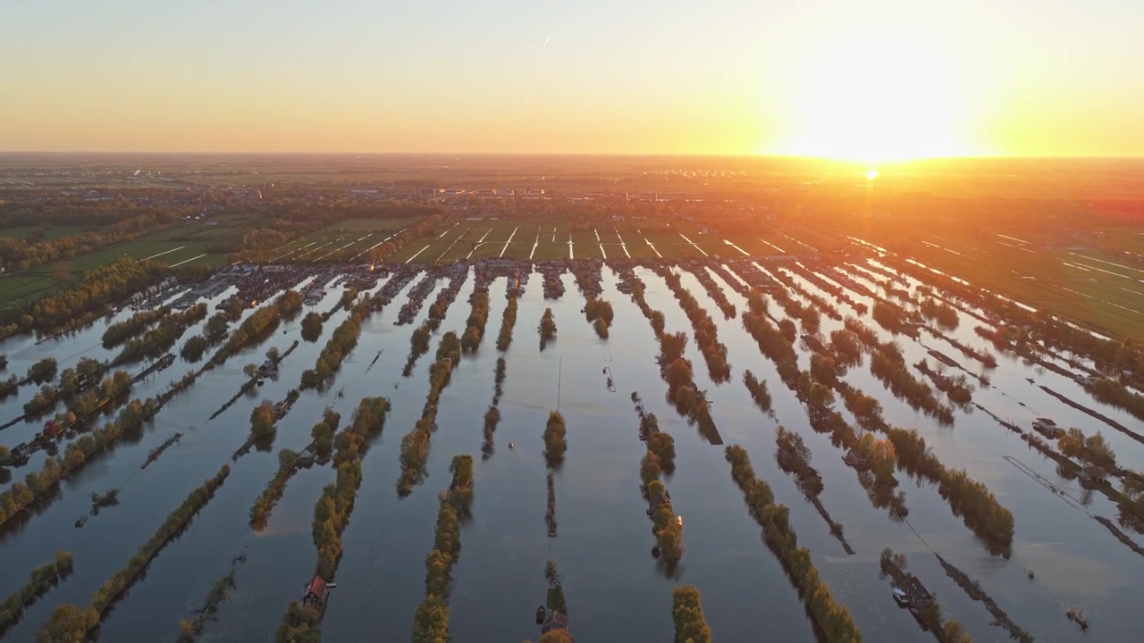 Luftfoto ved solnedgang over Scheendijk-søen i Breukelen