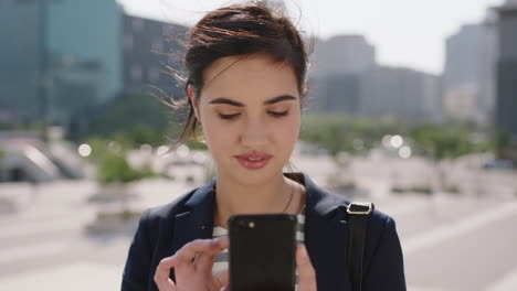 retrato en primer plano de una hermosa joven pasante enviando mensajes de texto navegando usando una aplicación de redes sociales de teléfono inteligente disfrutando de un estilo de vida urbano relajado