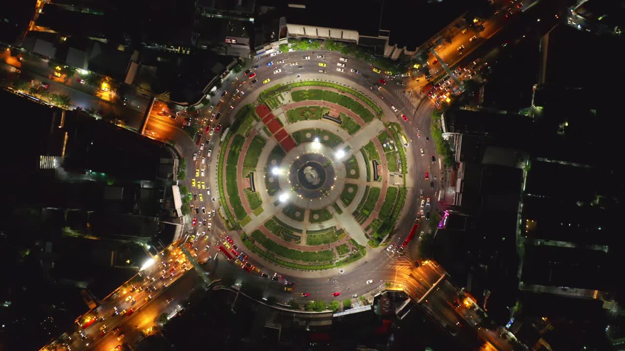 wongwian yai rotonda. vista aérea de cruces de autopistas. carreteras en forma de círculo en la estructura de la arquitectura y la tecnología concepto de transporte. vista superior. ciudad urbana, bangkok por la noche, tailandia.