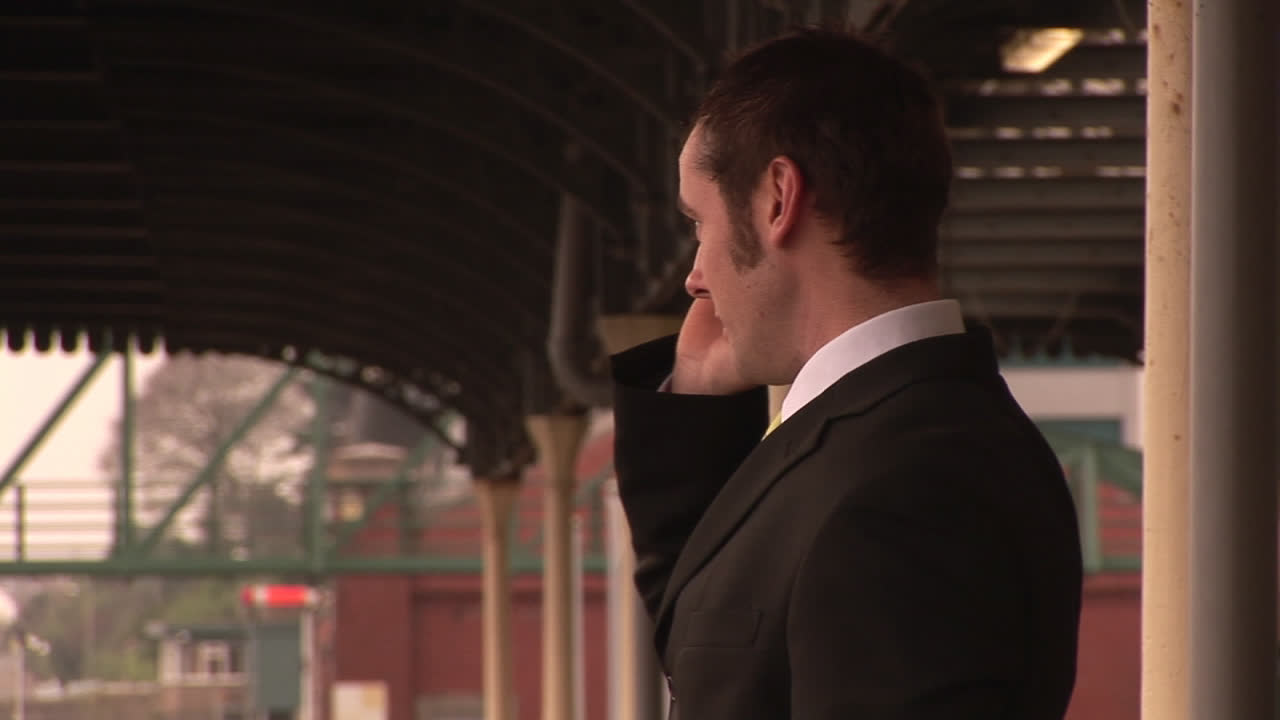 hombre esperando el tren