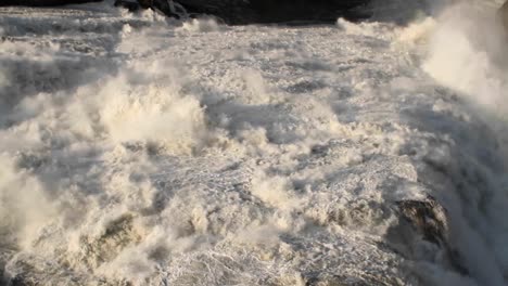 Water-flowing-over-the-waterfall-crest