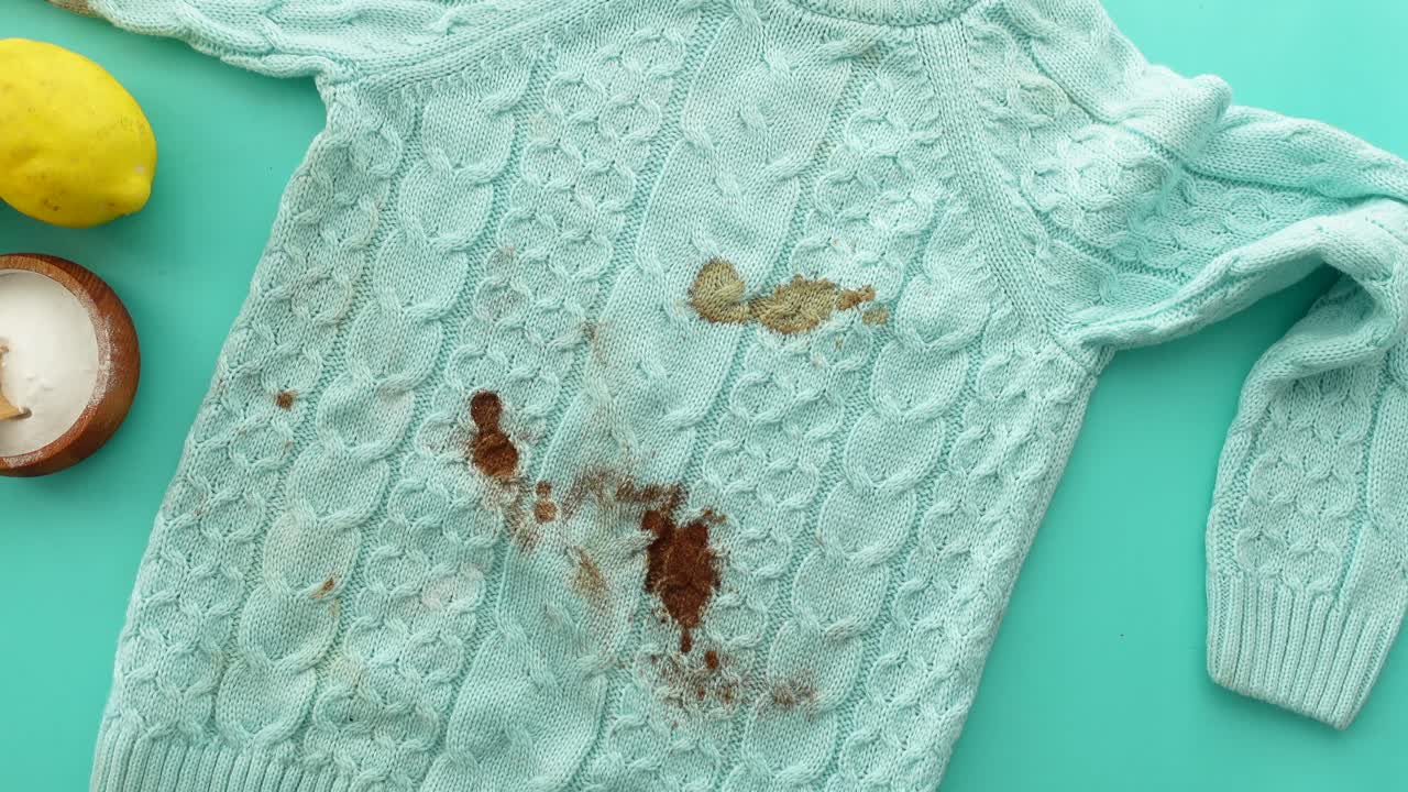 Stain removal with lemon and baking soda