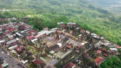 Templo-Hindú-Tuluk-Biyu-Durante-La-Ceremonia-Religiosa-Llamada-Piodalan