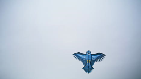 Schöner-Himmel-Mit-Drachensteigen-An-Einem-Bewölkten-Tag.-Unbeschwerter-Blauer-Vogel,-Eule,-Die-Im-Wind-Schwankt.