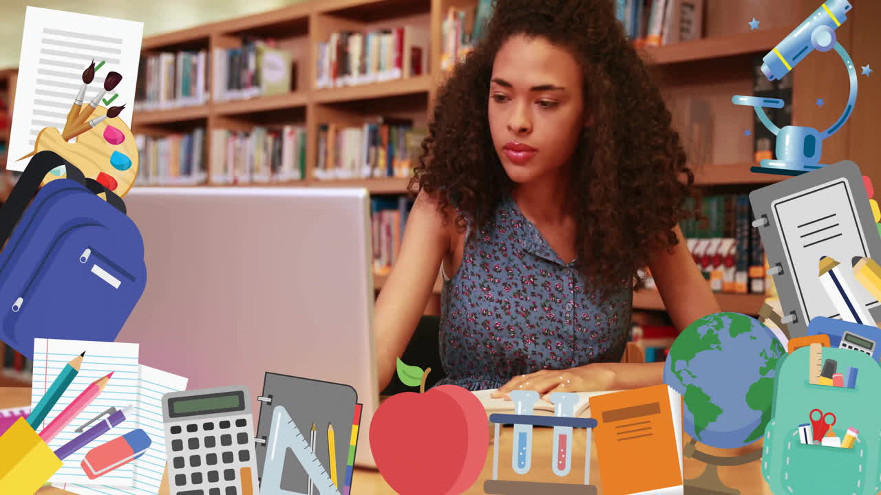 animación de iconos de artículos escolares sobre maestra biracial en la biblioteca