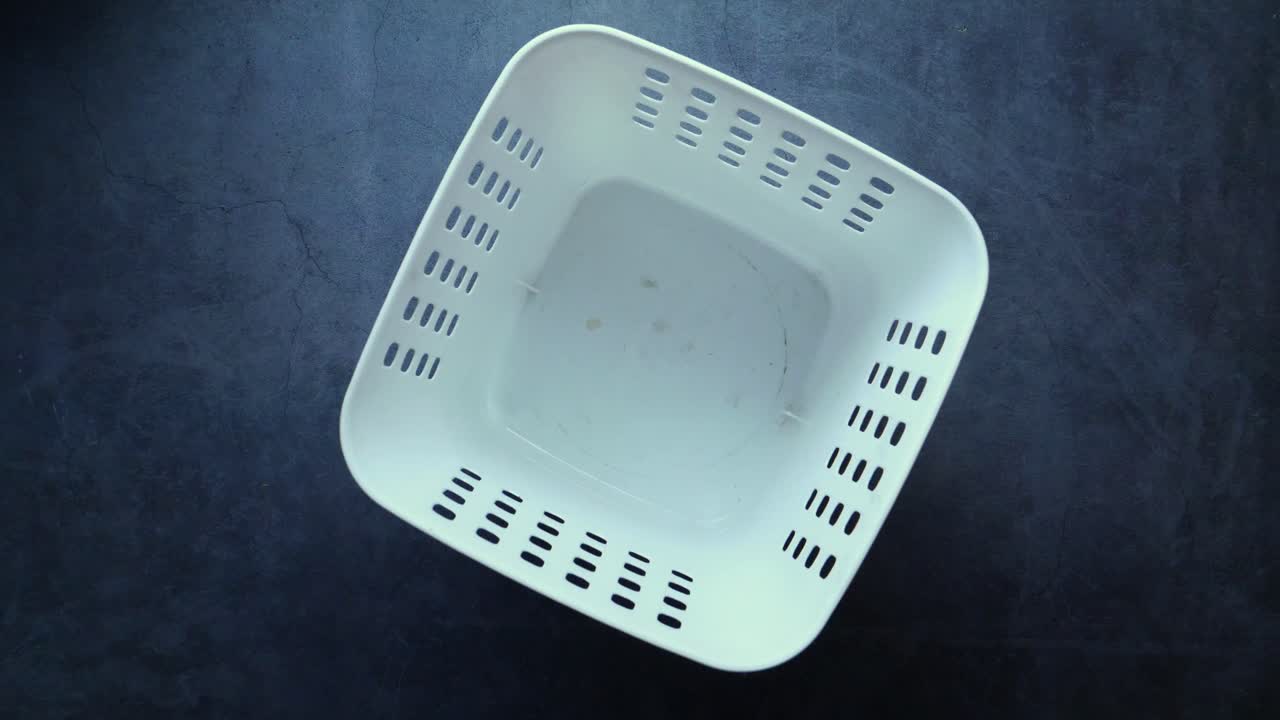 máscaras y guantes desechados en una canasta blanca