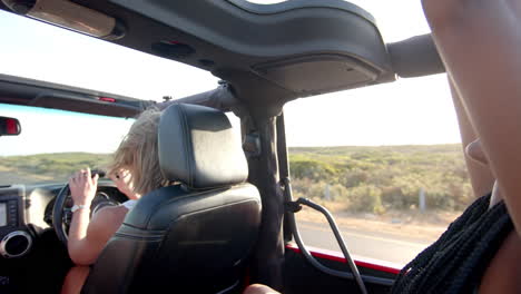 amigos disfrutan de un día soleado en un viaje en un descapotable en un viaje por carretera