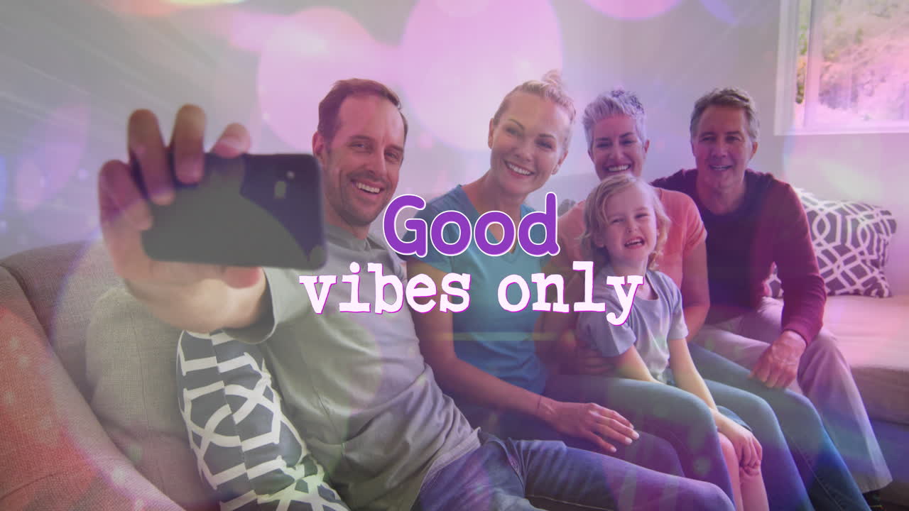 스마트 폰을 사용하는 백인 가족을 통해 좋은 진동의 애니메이션만 텍스트