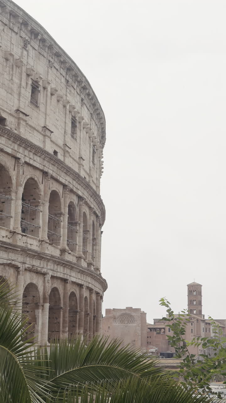 el coliseo en roma, italia