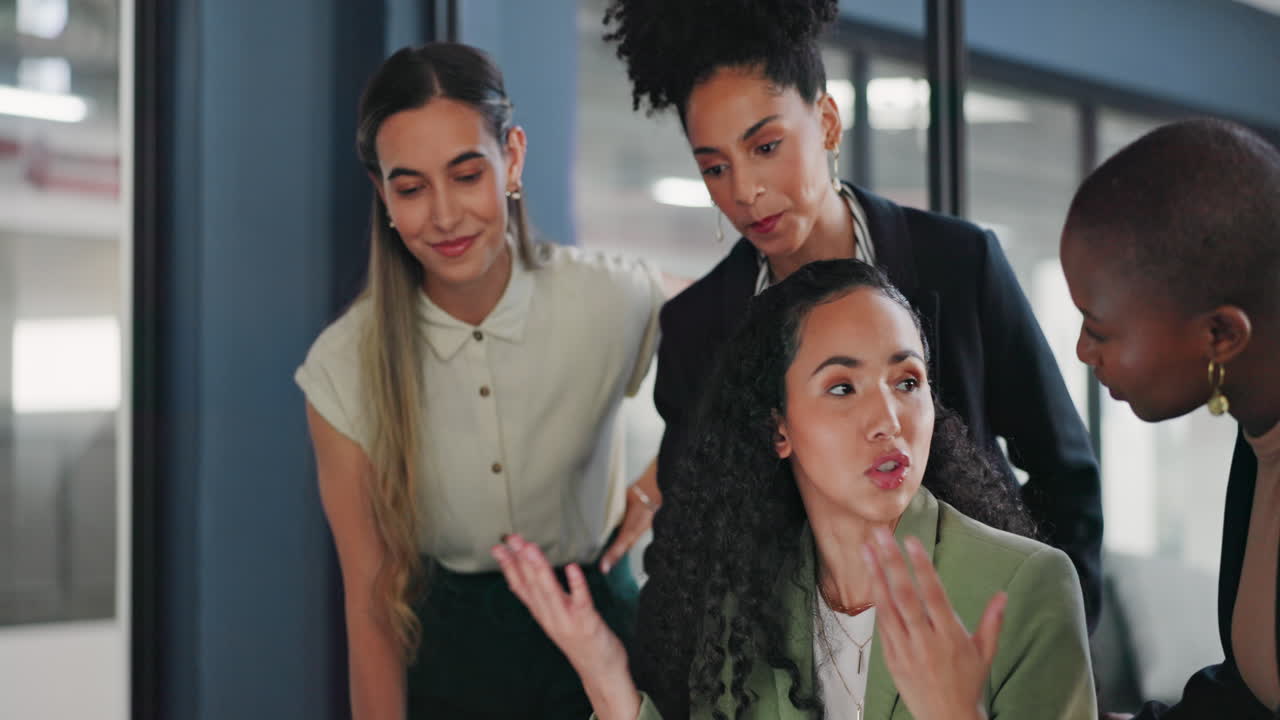 portátil, grupo de diversidad y revisión de mujeres que hablan