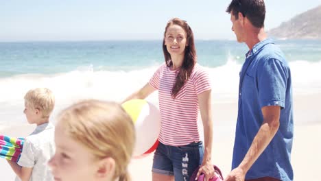 Familia-Joven-Caminando-Junto-Con-Material-De-Picnic