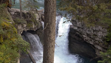 Nahaufnahme-Eines-Wasserfalls-Durch-Die-Bäume