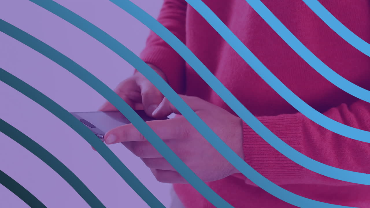 animación de líneas en patrón de onda sobre la sección media del hombre caucásico usando teléfono celular