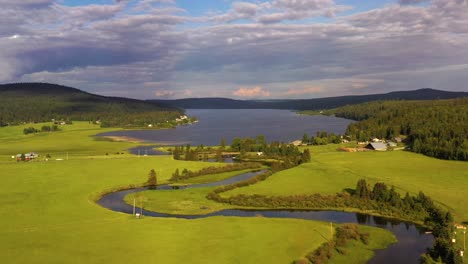 Hora-Dorada-Sobre-El-Lago-Horse:-Vistas-De-Drones-De-100-Mile-House