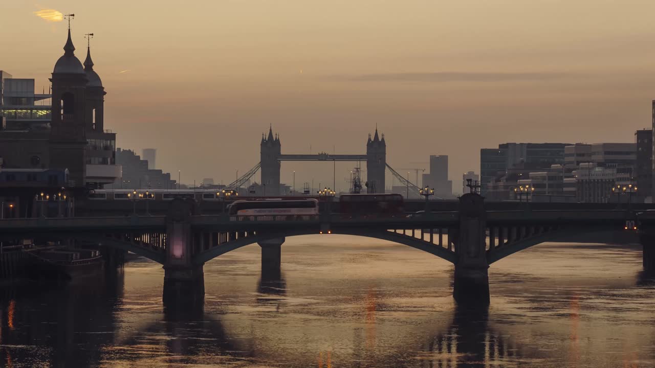 타워 브리지, 런던, 영국 뒤에 일출의 시간 경과