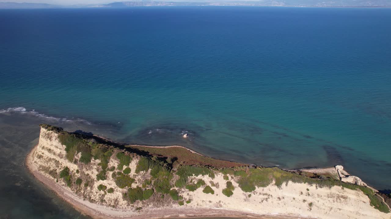 hermoso cabo de rodon bañado por agua azul turquesa del mar adriático en albania, espacio de copia