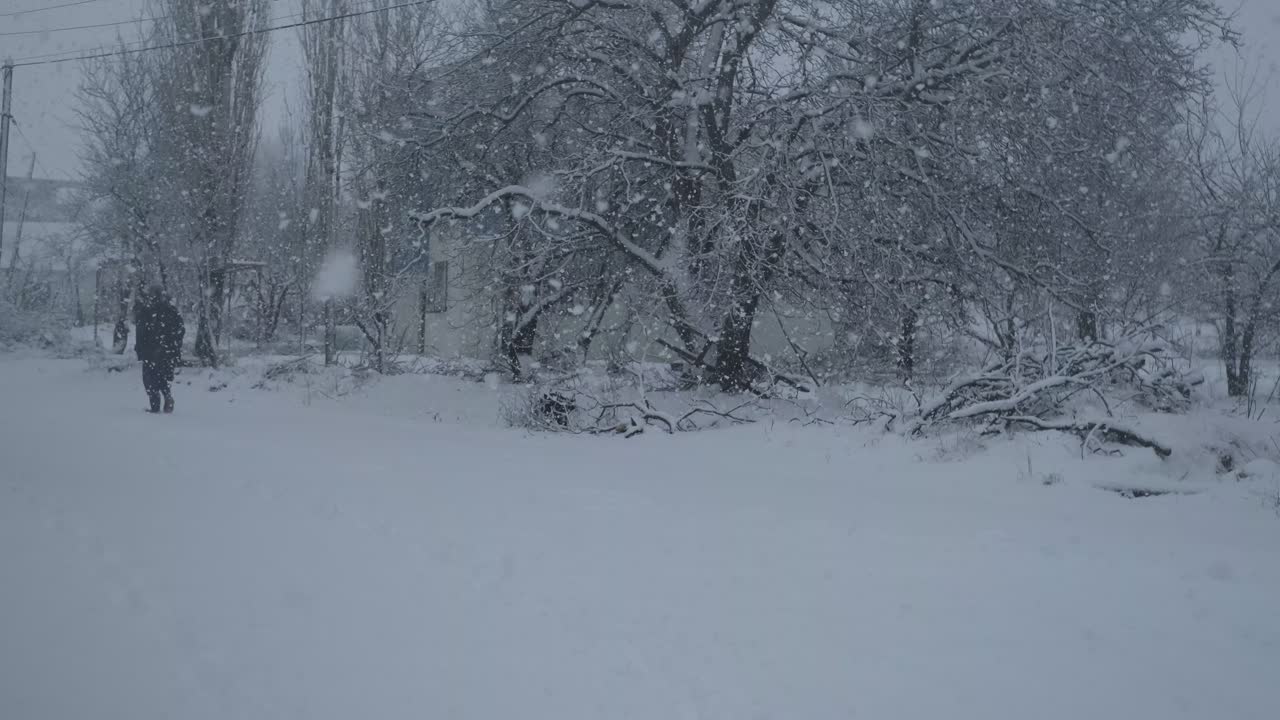 человек катается на снегу