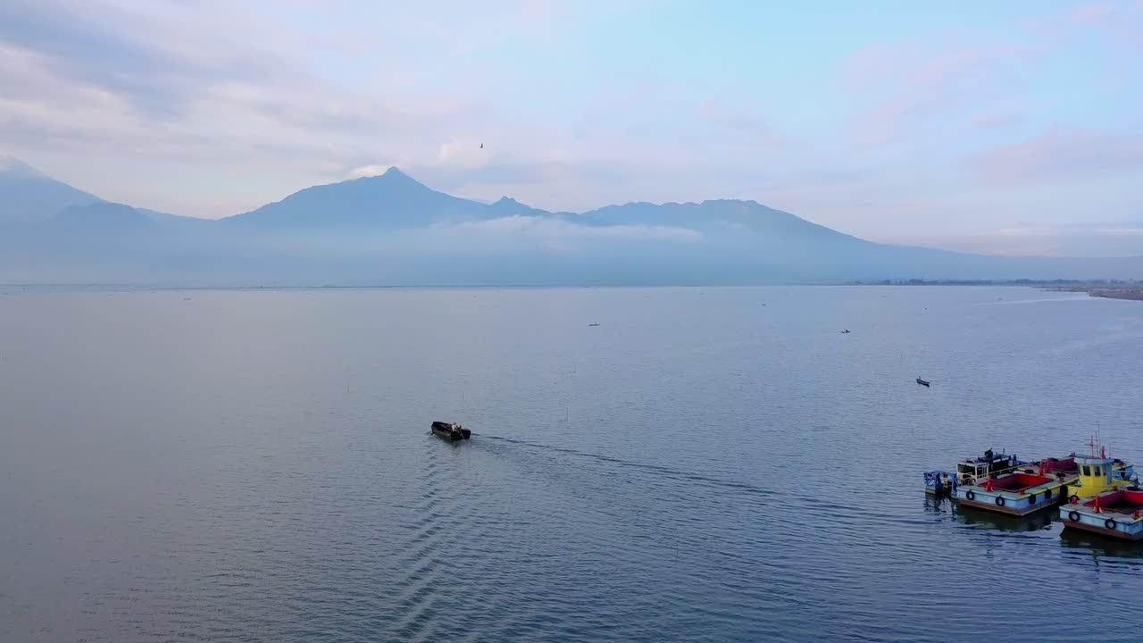 pescador saliendo a aguas profundas en el lago dejando el barco traspasando barcos excavadores