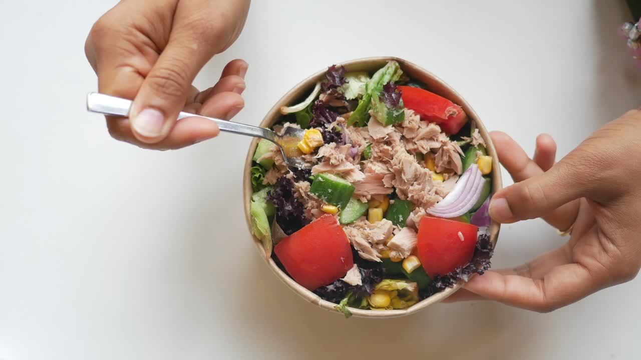 Tuna Salad with Fresh Vegetables