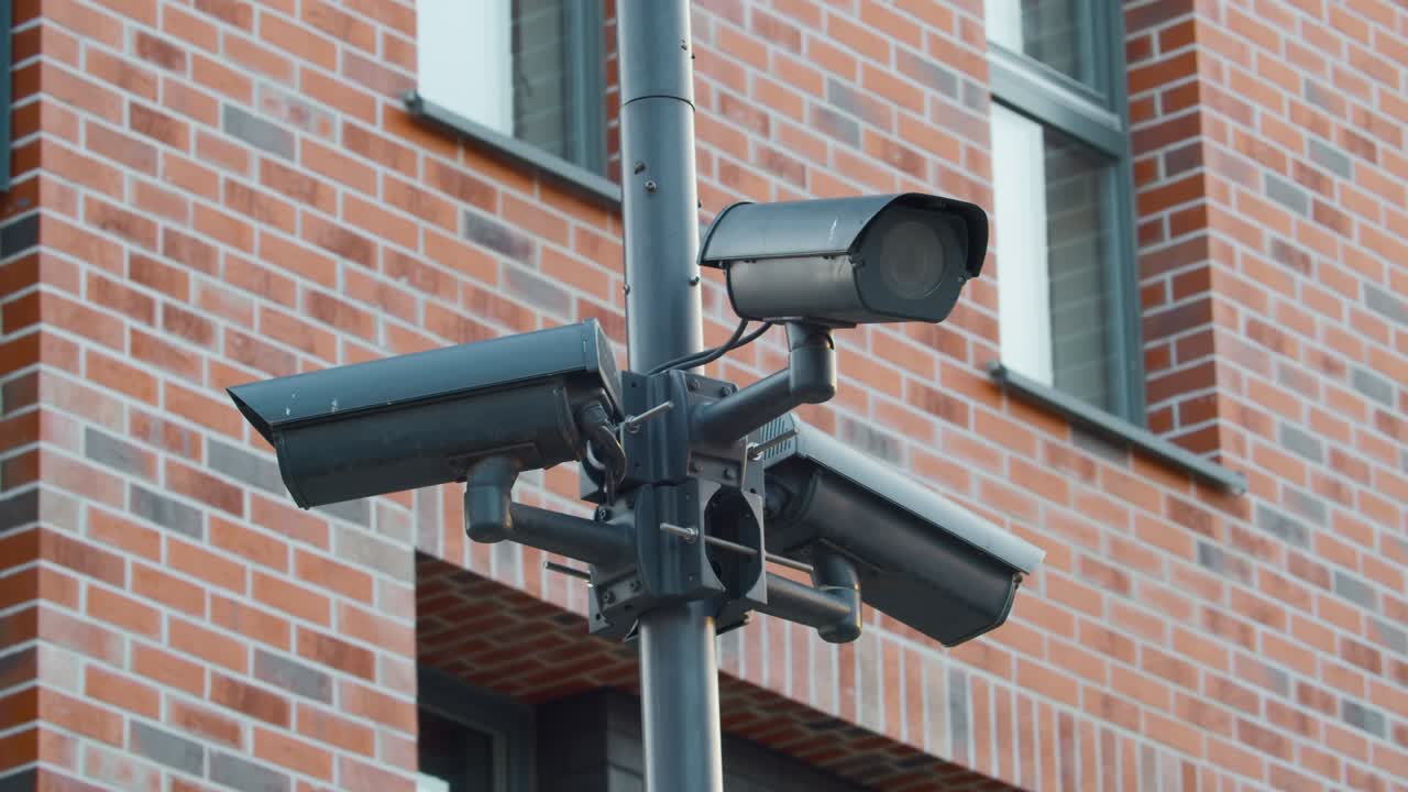 cámara de bucle cerrado poligonal de un sistema de videovigilancia, una cámara de vigilancia de seguridad callejera instalada en la calle contra un edificio residencial