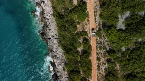 conducción de automóviles a lo largo de la playa costera de gjipe, mar jónico, condado de vlorë, albania