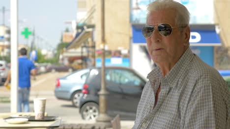 primer plano de un anciano fumando un cigarrillo