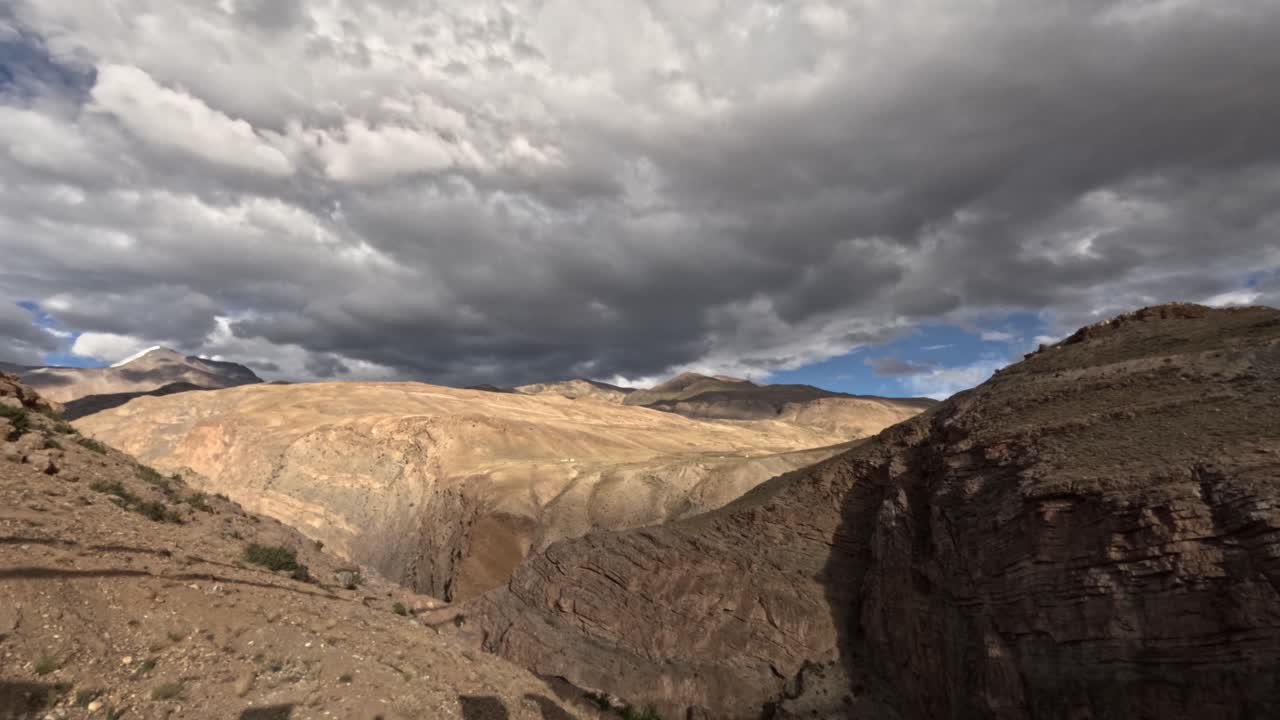 Time lapse drammatico di nuvole su un paesaggio roccioso e aspro della valle di Spiti