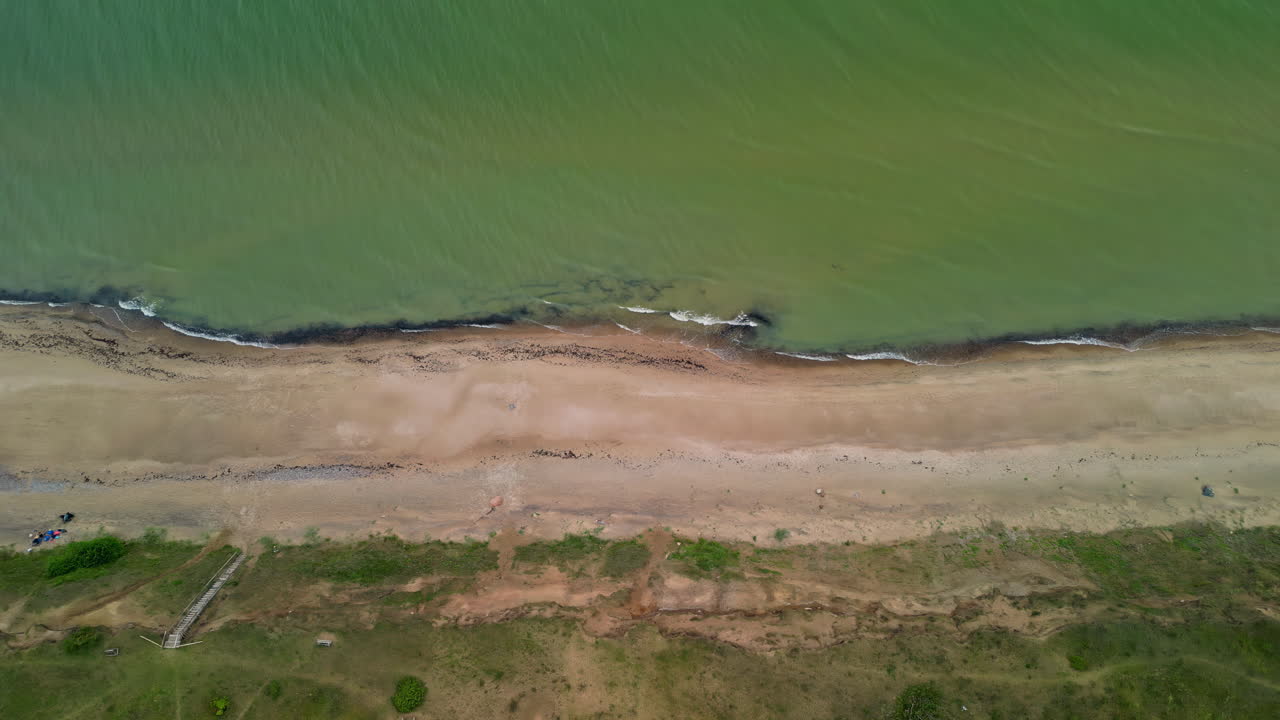 murallas costeras de jurkalne, letonia - vista aérea en línea recta