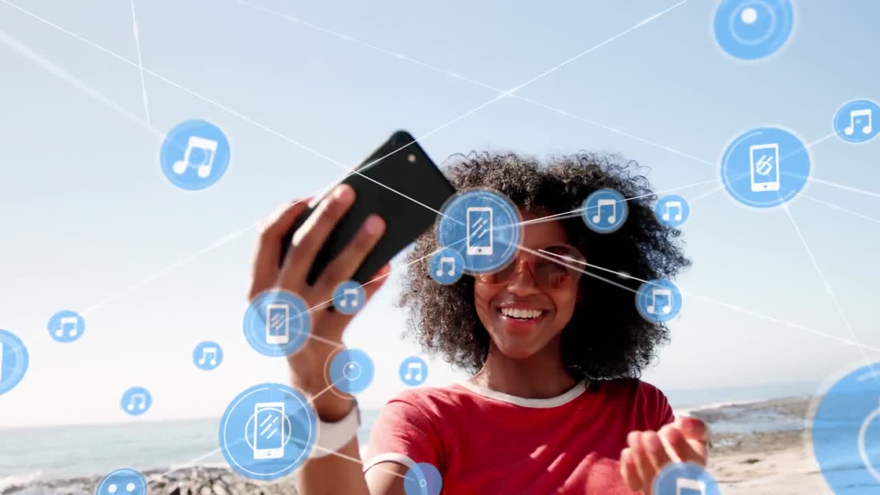 animación de la red de conexiones con iconos sobre la mujer usando un teléfono inteligente
