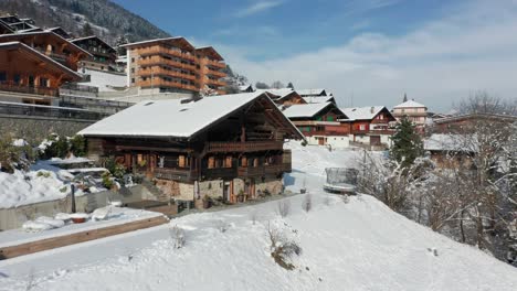 hermosa casa de vacaciones en un pequeño pueblo suizo en invierno