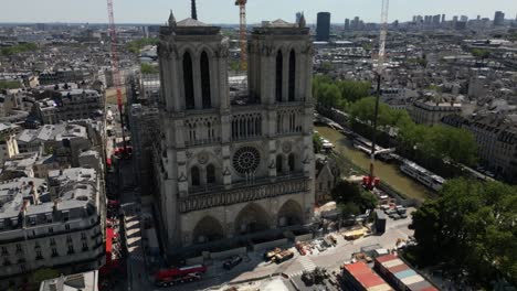 Fortschritte-Beim-Wiederaufbau-Der-Notre-Dame-De-Paris,-Frankreich