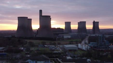 Fiddlers-Ferry-Stillgelegtes-Kohlekraftwerk-Mit-Skyline-Bei-Sonnenaufgang,-Luftaufnahme-Beim-Abstieg-Zum-Kraftwerk