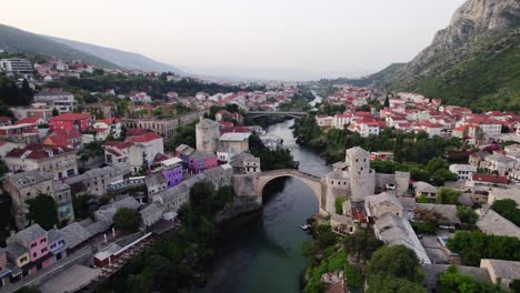 Amplia-Toma-Aérea-Del-Puente-Viejo-En-Mostar,-Bosnia-Y-Herzegovina