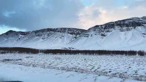 Cordillera-Nevada-Vista-Desde-El-Coche-En-Un-Viaje-Por-Carretera-A-Islandia-En-Grundarhverfi