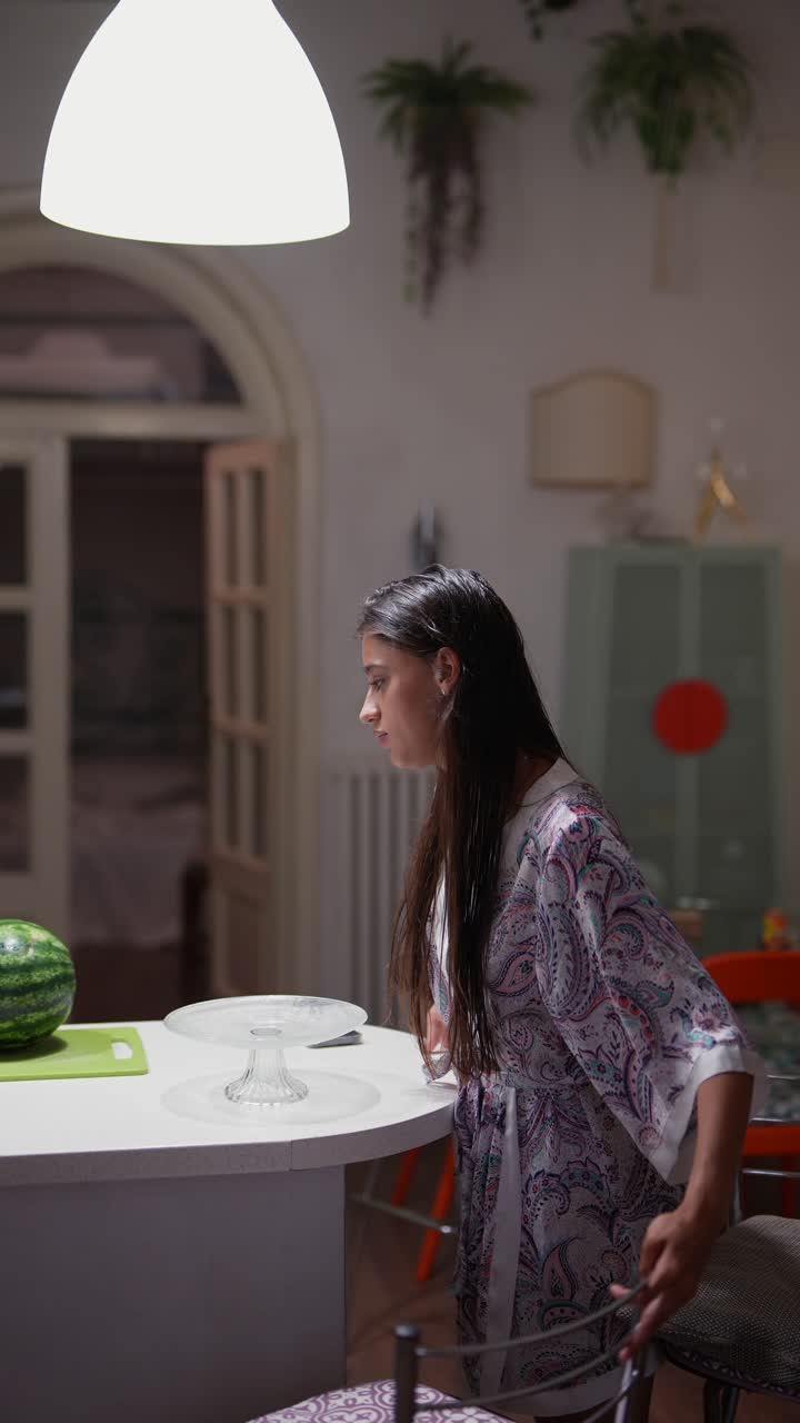 mujer preparando sandía en la cocina