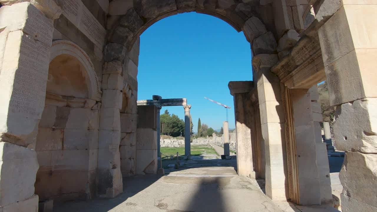dolly disparó a través del arco izquierdo de la puerta de mazeus y mithridates en la antigua ciudad de efeso
