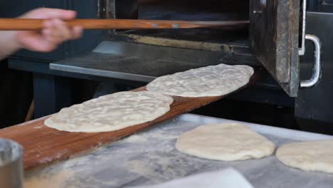 preparación y horneado de panes planos