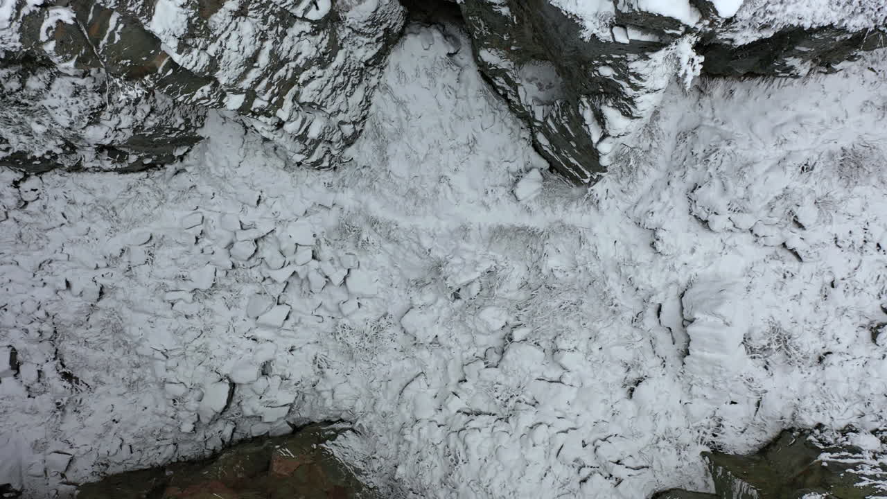 Luftaufnahme aus der Vogelperspektive der Wolfsgrube im Winter mit Schnee und Eis in einer mittelalterlichen Mine, geschütztes Naturdenkmal in der Region Karlsbad.