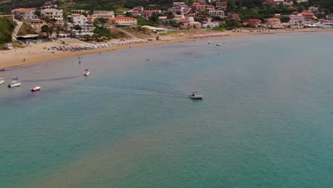 Vista-Aérea-De-Drones-De-La-Hermosa-Playa-De-Agios-Stefanos-En-Verano-En-La-Isla-De-Corfú,-Grecia