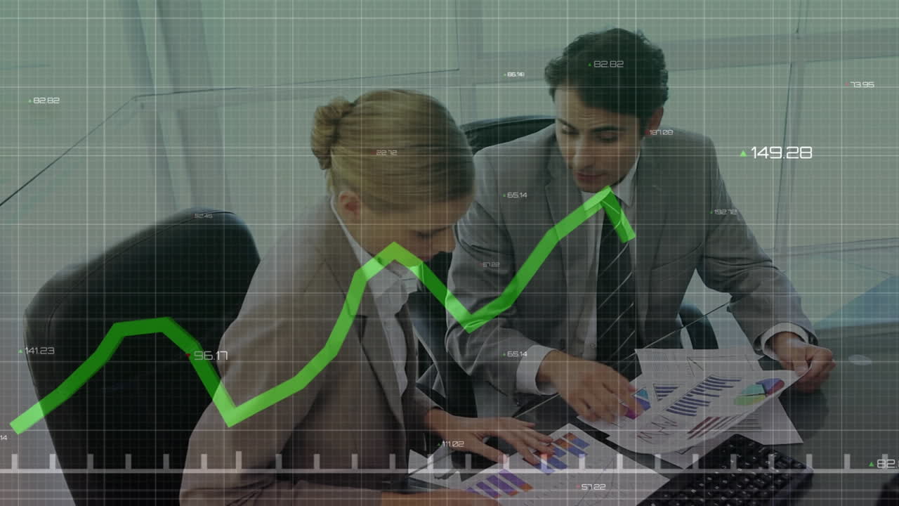 animación del procesamiento de datos estadísticos sobre empresario caucásico y empresario discutiendo