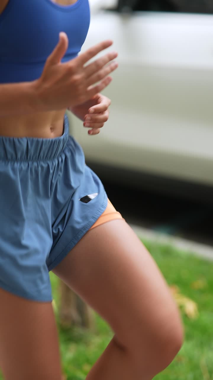 mujer corriendo al aire libre