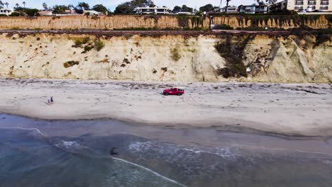 Drohnenansicht-Eines-Rettungswagens,-Der-Den-Strand-Von-Delmar-Hinunterfährt