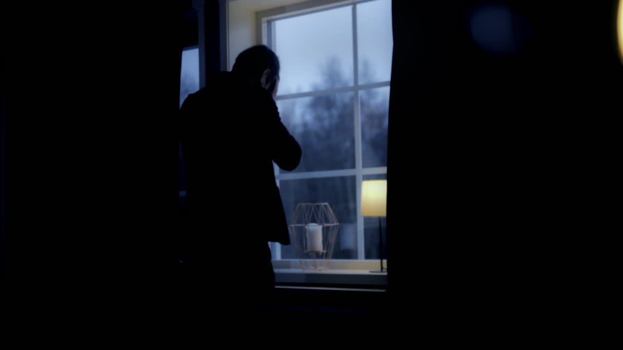 분노와 좌절: 창가에서 폭발하는 남자