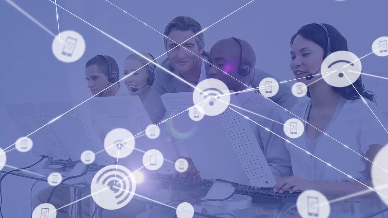 행복한 다양한 여성과 남성 컨설턴트에 대한 연결 네트워크의 활성화