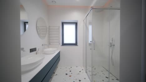 moderne tegel badkamer met douche in modern huis, vastgoed interieur. brede opnames